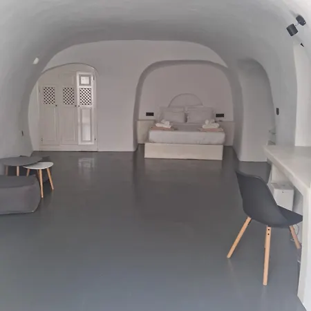 White Cave Aparthotel