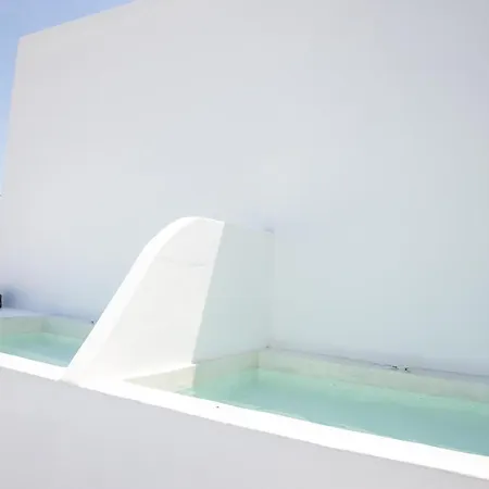 White Cave Ía