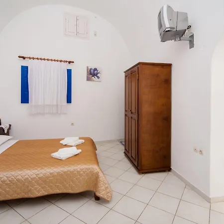 White Cave アパートホテル 4*