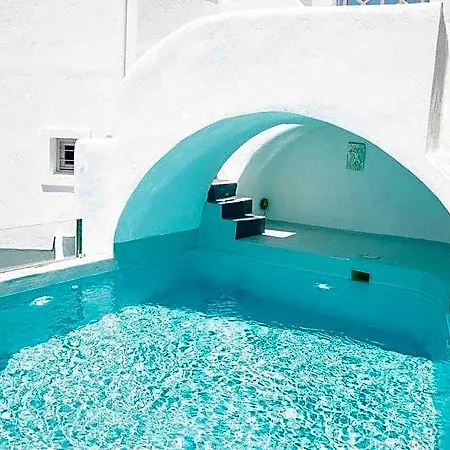 White Cave Oia (Santorini)