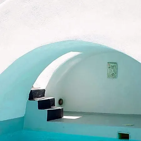 White Cave Oia (Santorini)