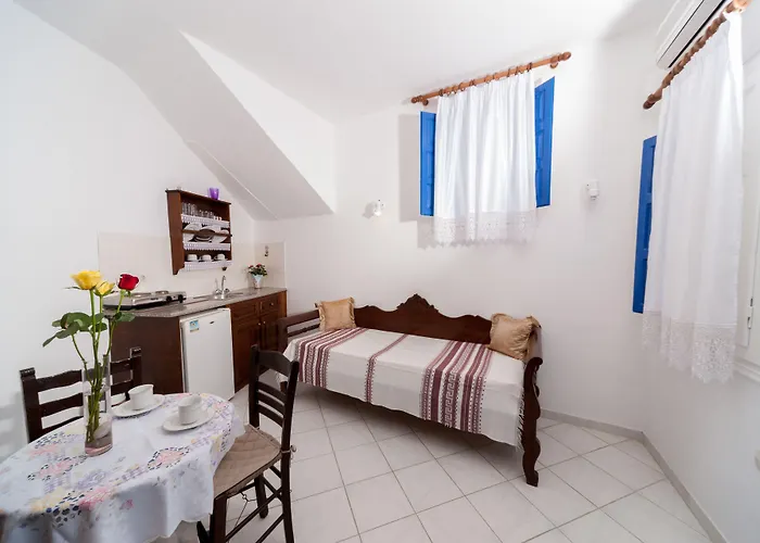 White Cave Oia (Santorini)