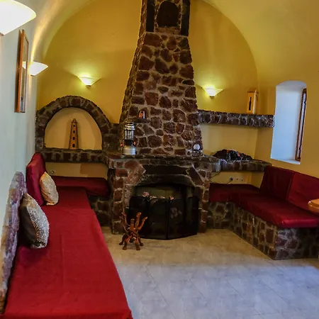 White Cave Apartmanhotel Ía